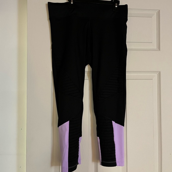 Selling black PINK brand capri leggings. Worn once. Very good condition - Picture 1 of 3